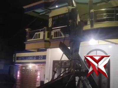 Atap Seng Menimpa Rumah Tetangga Akibat Angin, Polisi Semampir Evakuasi Hingga Aman dan Kondusif