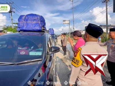 Polres Pelalawan bersama Bhayangkari Peduli melaksanakan kegiatan Berbagi Takjil