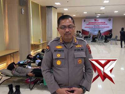 Kabid Humas Polda Jateng memimpin pelaksanaan donor darah dalam rangka Hari Ulang Tahun Humas Polri