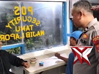 Anggota Polsek Kedamean melaksanakan giat Patroli Dialogis di Desa Banyuurip