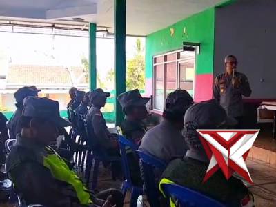 KAPOLSEK DONOMULYO BERIKAN PELATIHAN LINMAS DESA PURWOREJO - PoliceTube