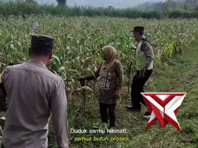 Senyum petani dengan pak bhabin pandesari aiptu sugiyanto