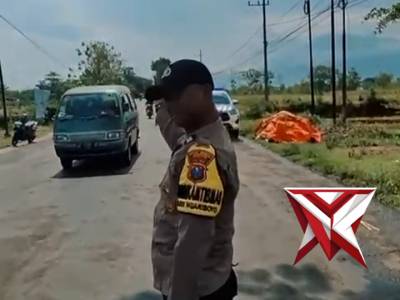 Anggota Polsek Ngariboyo bersama Unit Laka Polres Magetan sigap mengamankan dan mengevakuasi kejadia