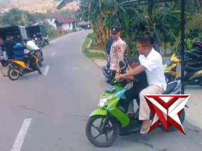 Pengamanan ibadah sholat jumat oleh personil polsek kisar