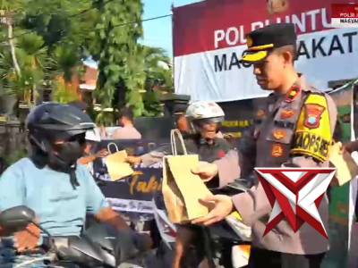 BAGI BAGI TAKJIL ON THE ROAD POLRES PROBOLINGGO