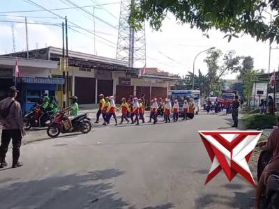 Anggota polsek modo melaksanakan pengamanan gerak jalan memperingati Hut RI Ke 80