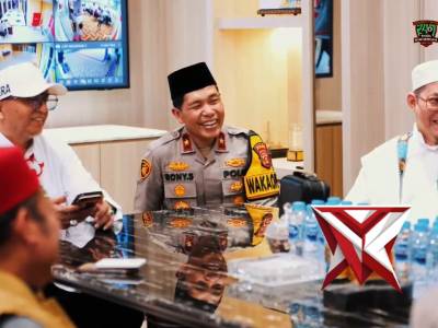 Menjemput Kemuliaan dalam Pengabdian: Momen Khusyuk Kapolda Sumsel & UAS di Masjid Assa&rsquo;adah - PoliceTube