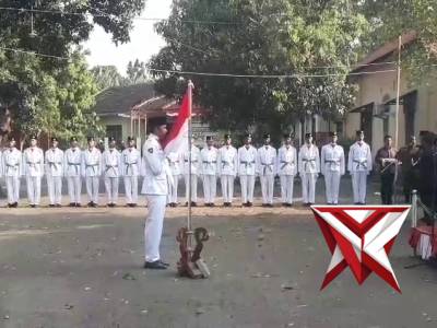 KAPOLSEK GRATI IPTU H. PRASETYO BUDIARTO, SH., M.Hum. MENGAHADIRI GIAT PENGUKUHAN PASKIBRAKA