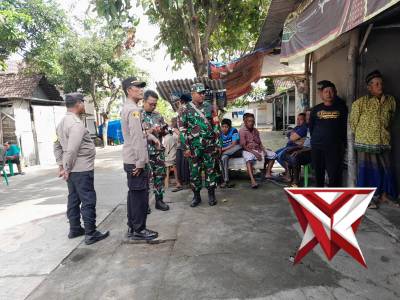 Kapolsek Dawarblandong IPTU Muslimin Giat Takziah Pemakaman warga