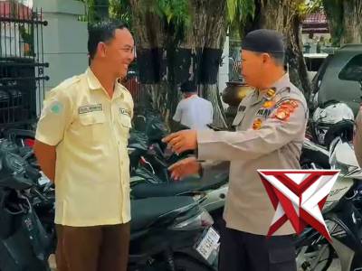 personel satbinmas polres OKI memberikan himbauan kamtibmas kepada masyarakat yang melaksanakan Sho