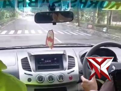 Respon cepat ditunjukkan Polsek Magetan dengan segera mengevakuasi korban kecelakaan lalu lintas ke