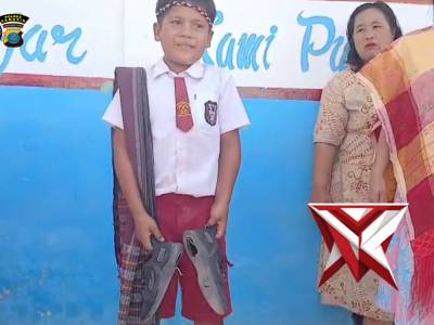 KAPOLRES SAMOSIR MEMBAGIKAN SEPATU KEPADA SISWA YANG SEPATUNYA SUDAH TIDAK LAYAK