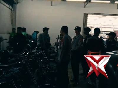 Personel Polsek Rancaekek melaksanakan kegiatan patroli dialogis dengan memberikan himbauan kamtibma