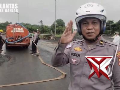 Pembersihan dan penyemprotan lumur yang menutupi jalan jalur   di Ds.Awang Bangkal Barat