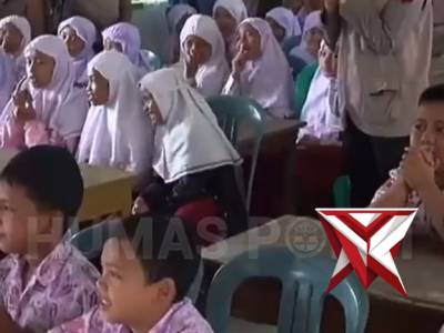 Polri melalui Polda Riau bersama HIMPSI Riau hadir di SD 09 Gumarang - PoliceTube