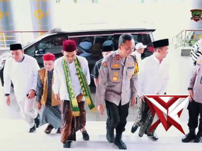 Menjemput Kemuliaan dalam Pengabdian: Momen Khusyuk Kapolda Sumsel & UAS di Masjid Assa&rsquo;adah