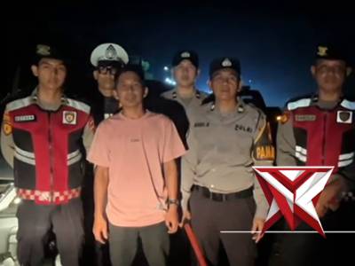 Aksi Sigap Personil Polres Mura Membantu pemudik yang terperosok di bahu jalan