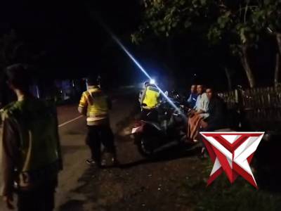 Kapolsek Kartoharjo Akp Eko Supriyanto.S.H. bersama Anggota melaksanakan patroli jalan Raya