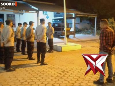 Personel Polsek Sooko Laksanakan Apel Malam Siaga 1