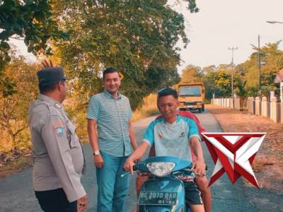 Giat Gatur Lalin dengan Ramah menyapa warga yang melintas dengan menggunakan kendaraan