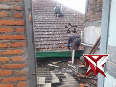 Rumah terdampak angin kencang - PoliceTube