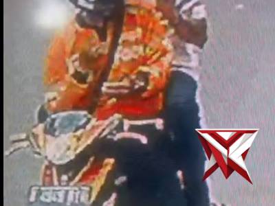 ? Terekam CCTV! Pakai Jaket Shopee, Pria Ini Curi Motor di Kerendang Tambora