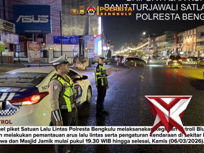Personel piket Satuan Lalu Lintas Polresta Bengkulu melaksanakan kegiatan Patroli Blue Light dengan