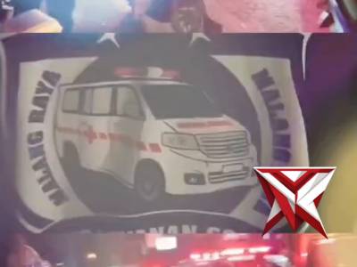 Membagikan nasi kotak kepada pengguna jalan