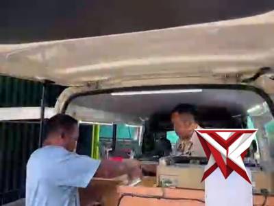 ? Satlantas Polres Magetan Bagi Takjil Gratis!

Satlantas Polres Magetan membagikan takjil gratis k