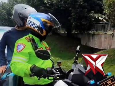 Aksi Heroik Step mobil pakai motor dari tol Cipali Km 105-Km 110 GT Cilameri