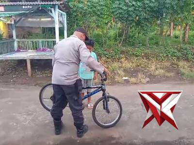 Anggota Polsek Jatiroto membantu masyarakat