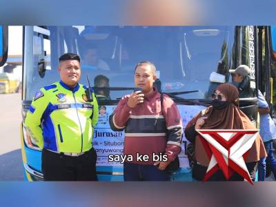 AKSI SIGAP POLISI GRESIK BERANGKATKAN PASUTRI KETINGGALAN BUS MUDIK