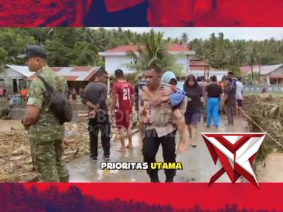 Sigap dan tanggap, Polres Halmahera Barat hadir membantu warga yang terdampak banjir.