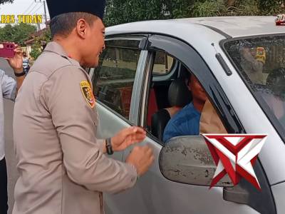Bulan Puasa Ramadhan 1447 H, Polsek Kenduruan Polres Tuban Bagi Takjil Gratis Kepada Pengguna Jalan