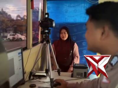 Satlantas Polres Pacitan hadir di tengah-tengah warga lewat layanan SIM Keliling Ngabuburit - PoliceTube