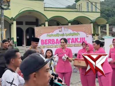 KAPOLRES LEBONG BERBAGI TAKJIL DI PASAR MUARA AMAN KABUPATEN LEBONG