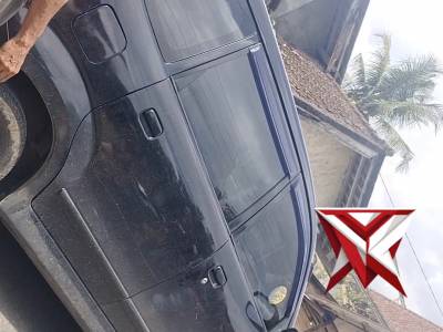 kapolsek dan bhabinkamtibmas polsek muaradua kisam membantu masyarakat yang mengalami laka