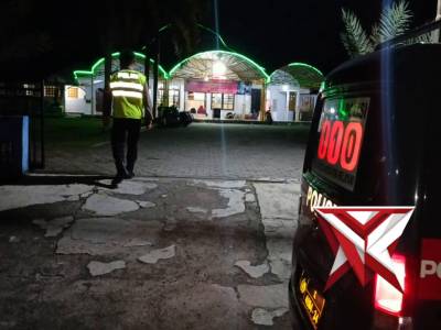 Pengamanan sholat terawih di karangkates