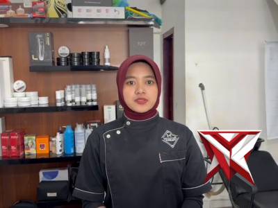 Sosialisasi dan pemasangan stiker 110 oleh personil satnarkoba polres oku timur