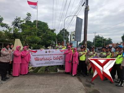 Polsek Taman dan Bhayangkari Berbagi Takjil