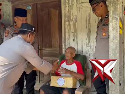 Anggota Polsek Kwadungan melaksanakan kegiatan &ldquo;JAMPI IBU&rdquo;(Jum&rsquo;at Manfaat Peduli Insan Membutuhkan)