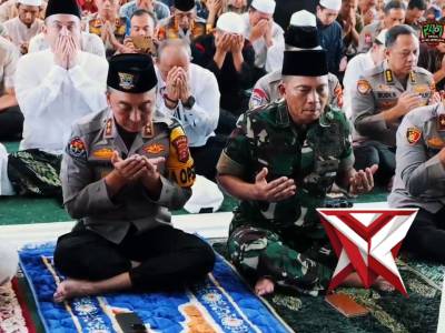 Menjemput Kemuliaan dalam Pengabdian: Momen Khusyuk Kapolda Sumsel & UAS di Masjid Assa&rsquo;adah