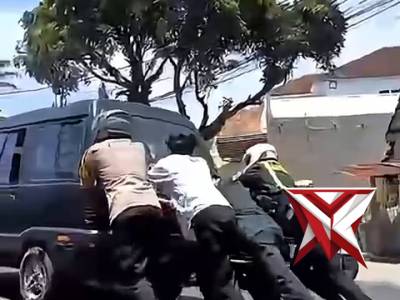 Kapolsek Cimaung Polresta Bandung beserta anggota membantu mobil masyarakat yang mogok di Jalan Raya