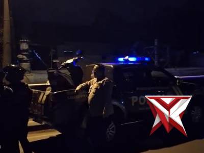 Personel Polsek Dayeuhkolot melaksanakan tindakan pembubaran terhadap sekelompok remaja