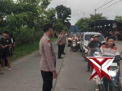 Kapolsek Dawarblandong Bersama Anggota PAM Monitoring Bagi Takzil