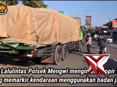 Unit Lalulintas Polsek Mengwi mengimbau sopir truk  yang memarkir kendaraan menggunakan badan jalan