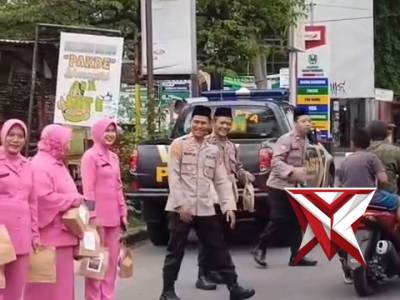 Berbagi Takjil Polsek Nguntoronadi Bersama Bhayangkari ?? 

Dalam rangka mengisi bulan suci Ramadh