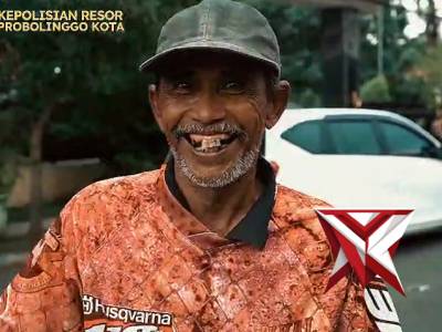 Polres Probolinggo Kota Bagikan 500 Takjil di Depan Mako dan Alun-Alun - PoliceTube