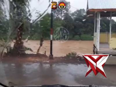 Polantas Sekadau Antar Anak ke Sekolah Saat Motor Mogok