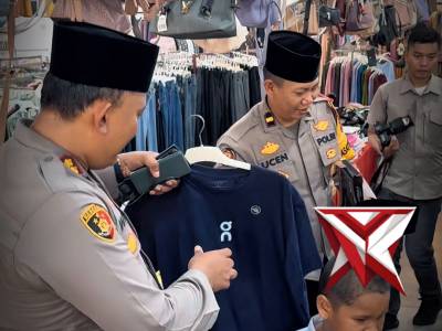 Beri Santunan dan Beli Baju Lebaran